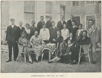 716398 Groepsportret van de onderafdeling Zuid van het jubilerende “De Stem”, Arbeiders-Zangkoor, Secretariaat: ...